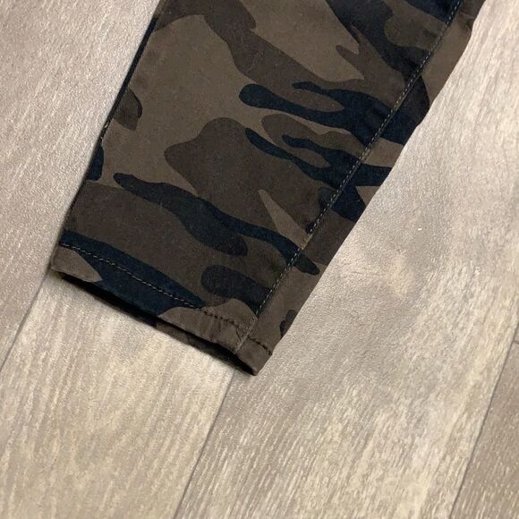 Womens SoHo Crosby Leg Ankle Camouflage Pants - Picture 2 of 7